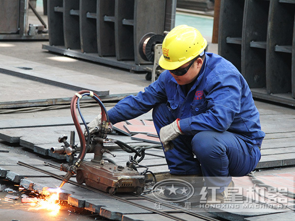 顎式破碎機(jī)生產(chǎn)車間